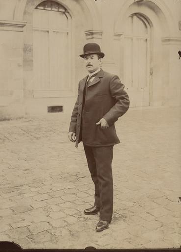 Portrait d'inconnu au chapeau melon, Cour de la Capitainerie, à Chantilly (M. Faille ?)_0