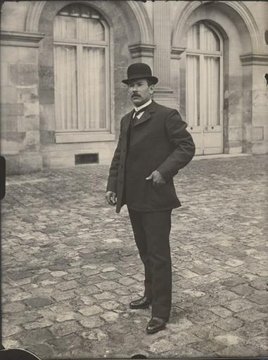 Portrait d'inconnu au chapeau melon, Cour de la Capitainerie, à Chantilly (M. Faille ?)_0