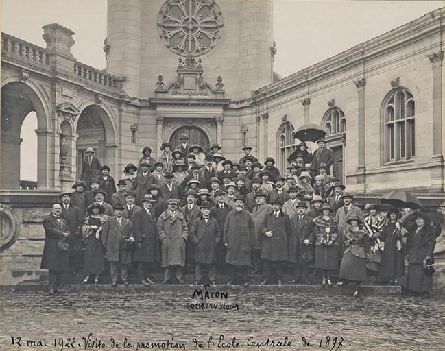 12 mai 1922. Visite de la promotion de l'Ecole Centrale de 1897, photographie de groupe prise devant la Chapelle_0