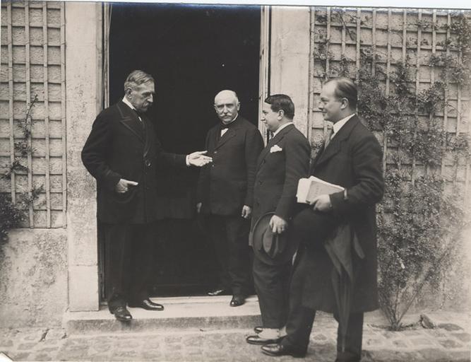 A la porte de la maison de Sylvie en août 1924, Bourget_0