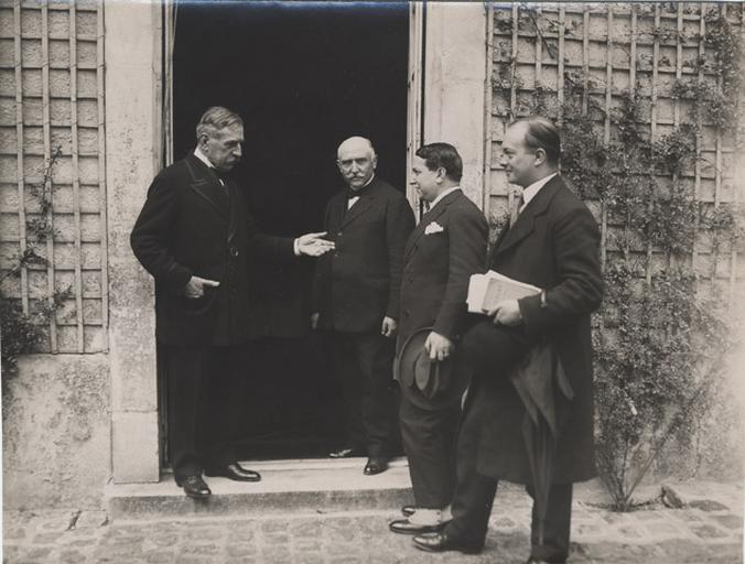 A la porte de la maison de Sylvie en août 1924, Bourget, Macon, Carco, Tristan Derême_0