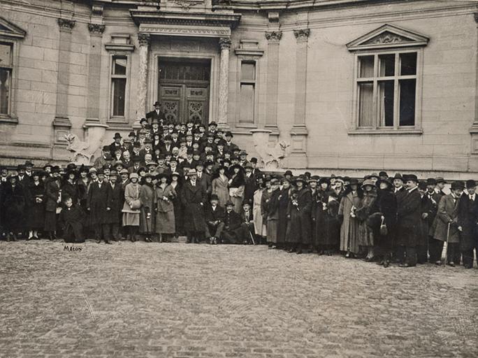Gustave Macon et le groupe de la Conférence Internationale des Chemins de Fer dans la cour du château, hiver 1922_0
