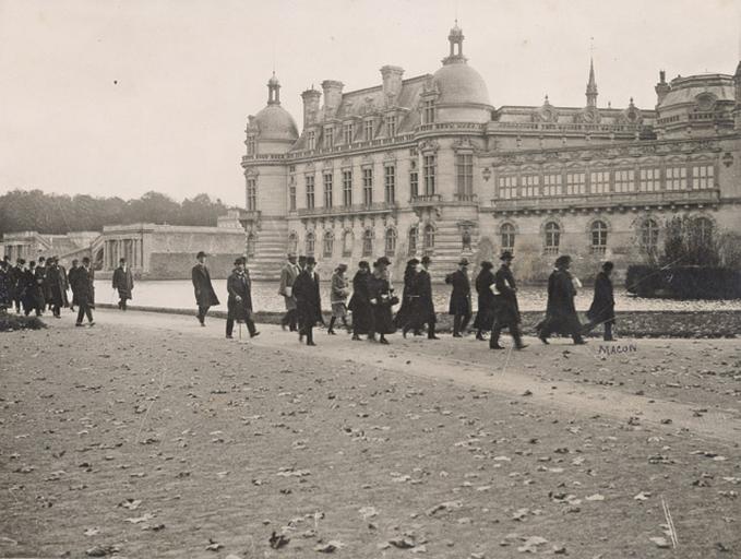 Gustave Macon et le groupe de la Conférence Internationale des Chemins de Fer devant les douves du château, hiver 1922_0