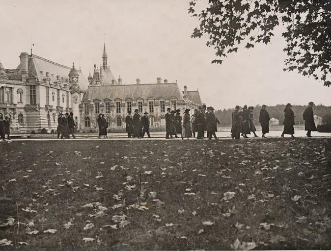 Gustave Macon et le groupe de la Conférence Internationale des Chemins de Fer devant le petit château, hiver 1922_0