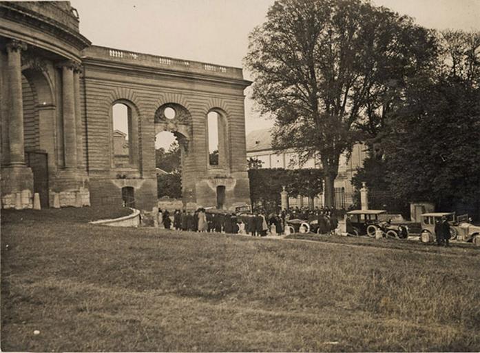 Le groupe de la Conférence Internationale des Chemins de Fer devant la porte Saint-Denis, hiver 1922_0