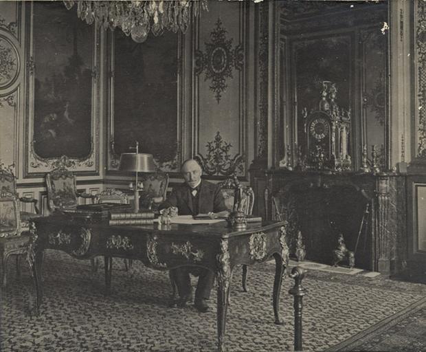 Monsieur Macon assis dans la chambre de M. le Prince en octobre 1911_0