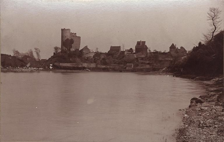 Vue d'un château-fort en ruines_0