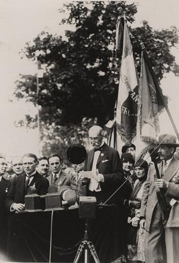 Les journées des 21 et 22 juin 1930 à Chantilly en l'honneur du Maréchal Joffre : Monsieur Vallon (Maire Honoraire, Président du Comité d'Erection du Monument Joffre) prononçant son discours. 21 juin 1930_0