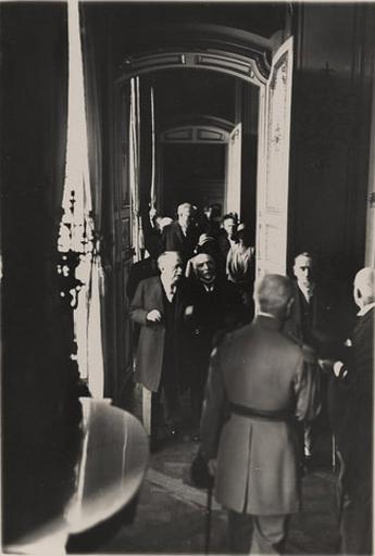 Les journées des 21 et 22 juin 1930 à Chantilly en l'honneur du Maréchal Joffre : M. Doumergue, accompagné de M. Macon, visite le château. 21 juin 1930_0