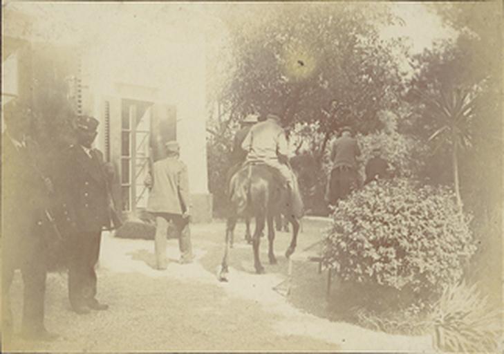 Le duc d'Aumale partant à cheval, une femme lui baise la main, Zucco_0