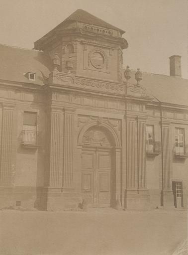 Façade du prieuré de Souvigny_0