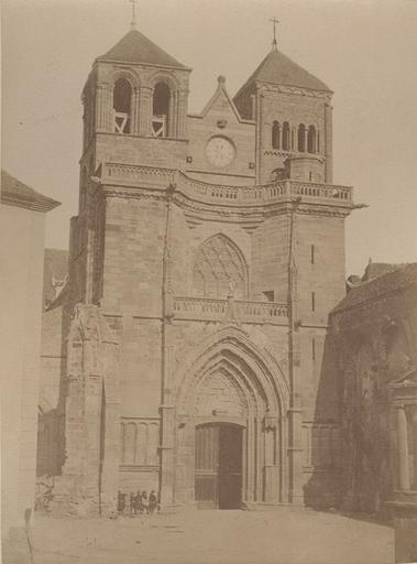 Façade de l'église de Souvigny_0