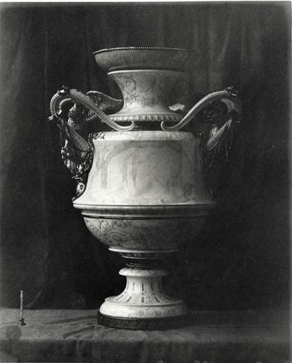 Céramique de Sèvres : vase de Mansard (INV No 51), sujet de Jean Goujon.1855, Louis Rémy Robert, 1855