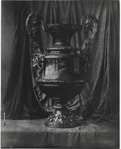 Céramique de Sèvres : un vase style Mansard, forme de J. Diéterle (INV No 55).1855, Louis Rémy Robert, 1855