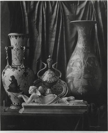 Composition avec trois vases de Sèvres et une figure couchée de Klagmann modèle 1853.1855, Louis Rémy Robert, 1855