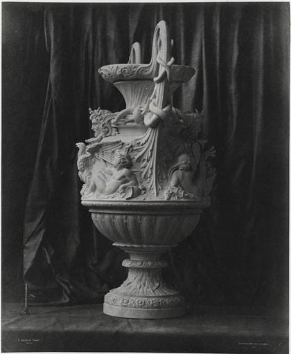 Vase de Sèvres : vase de la Guerre forme J. Diéterle.1855, Louis Rémy Robert, 1855