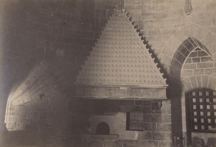 Aigues-Mortes et ses environs : Tour de Constance ; salle des gardes_0