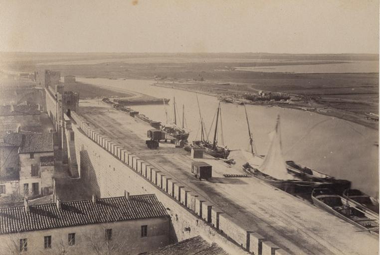Aigues-Mortes et ses environs : Port du sommet de la tour de Constance_0