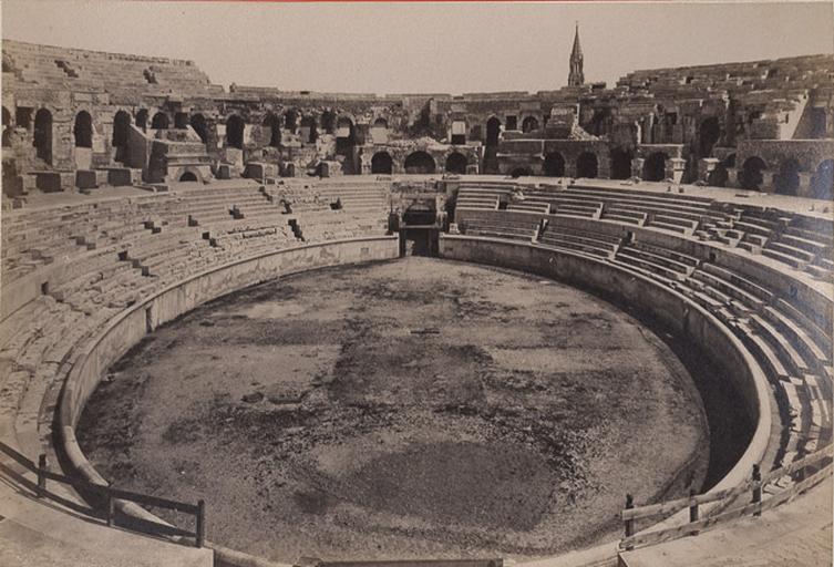 Nîmes et ses environs : Amphithéatre intérieur_0