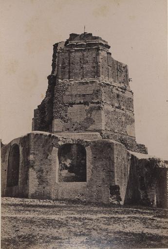 Nîmes et ses environs : La tour Magne_0