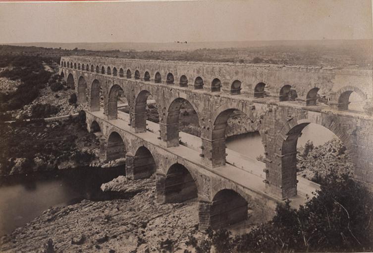 Nîmes et ses environs : Le Pont du Gard_0