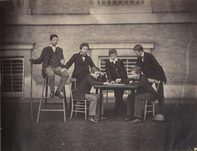Six jeunes princes de la famille d'Orléans jouant aux échecs dans un jardins_0