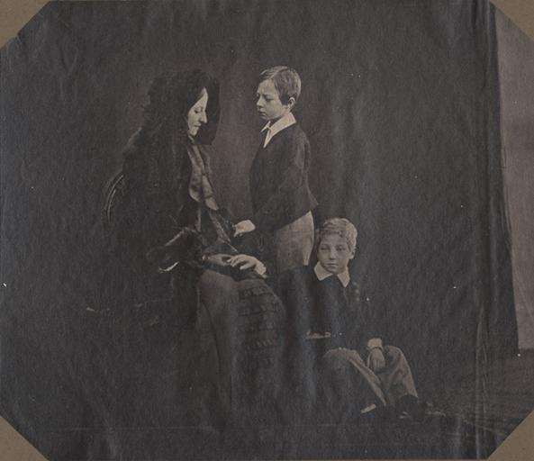 Victoire de Saxe-Cobourg-Gotha, duchesse de Nemours (Vienne 1822-Claremont 1857), et ses deux fils, Gaston, comte d'Eu (1842-1922) et Ferdinand, duc d'Alençon (1844-1910)_0
