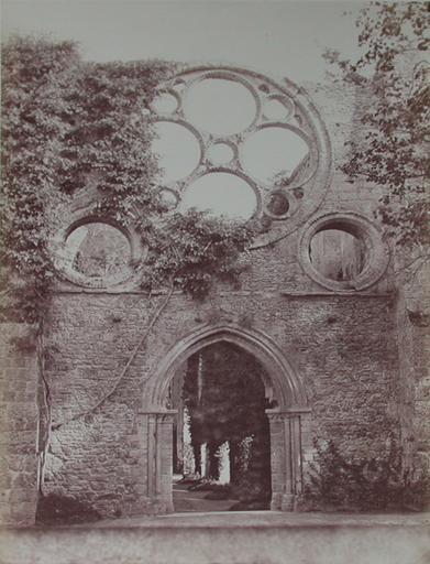 Vue des ruines des Vaux-de-Cernay : façade de l'ancienne église, vers 1860-70. (appartient à Mme. de Rothschild)_0