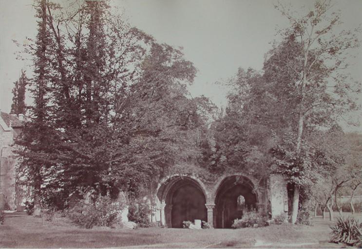 Vue des ruines des Vaux-de-Cernay : jardin et voûtes, vers 1860-70. (appartient à Mme. de Rothschild)_0