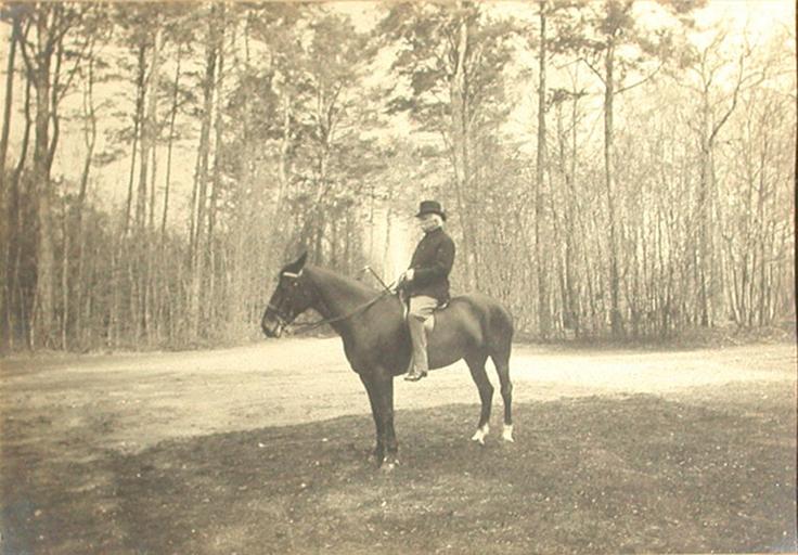 Le duc d'Aumale à cheval en forêt_0