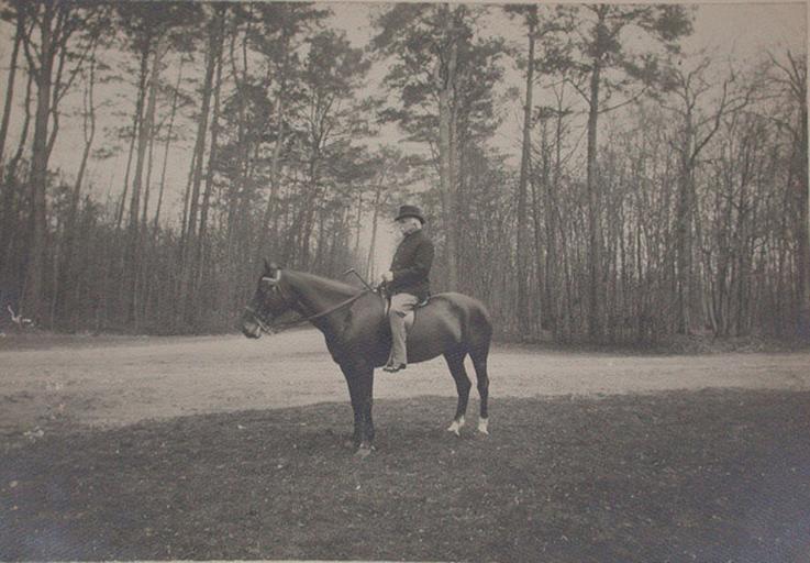 Le duc d'Aumale à cheval en forêt_0