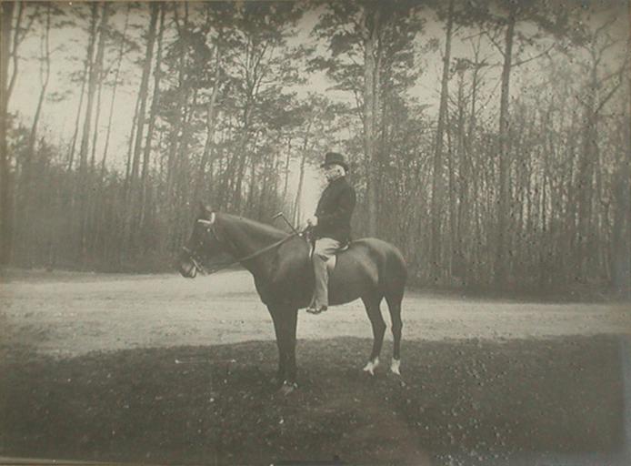 Le duc d'Aumale à cheval en forêt_0