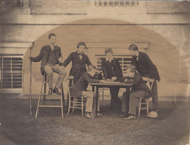 Six jeunes princes de la famille d'Orléans jouant aux échecs dans un jardins_0