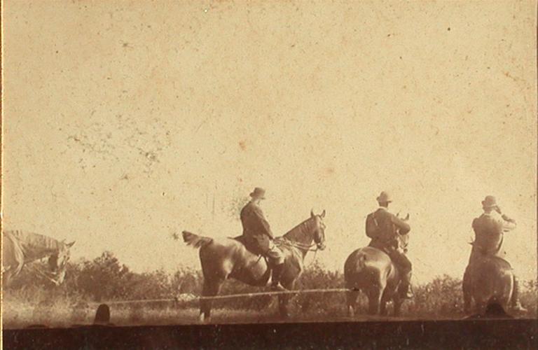 Grandes manoeuvres de l'Est. Camp de César. Bar-sur-Aube. 8 septembre 1891 (quatre photographies sous un même cadre)_0