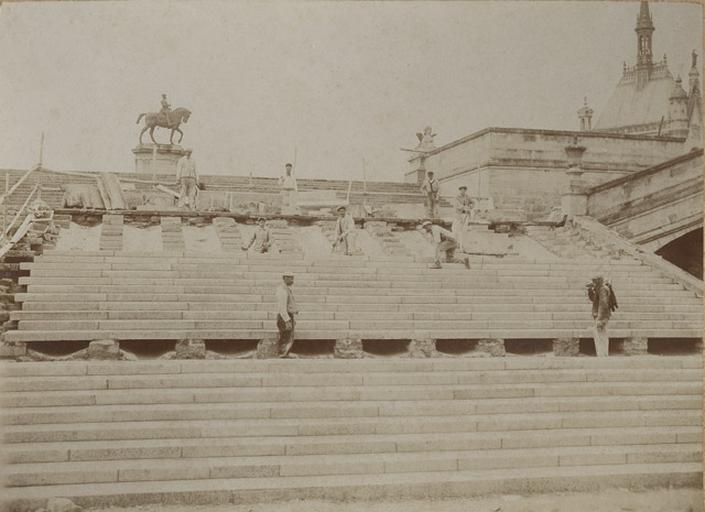 Le grand Degré en travaux après 1886 : réfection des marches, avec les ouvriers_0