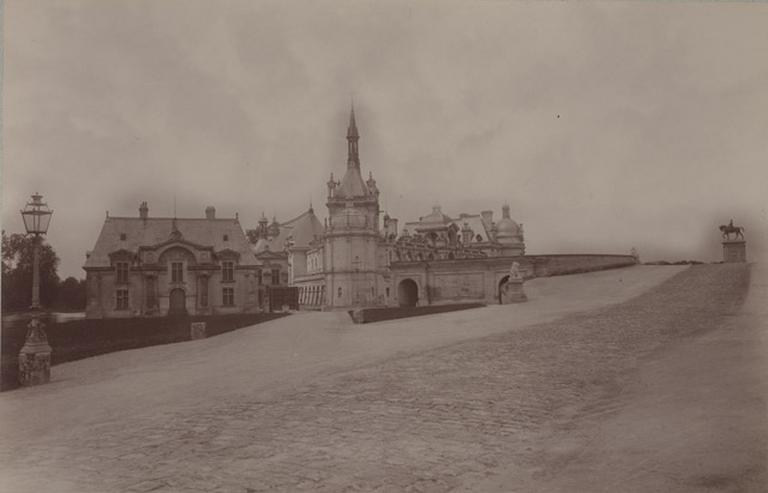 Le château de Chantilly vu du pied de la rampe du Connétable. après 1886. 953, A Chalot, 1886 après