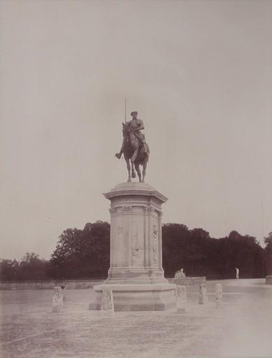 Chantilly : la statue du Connétable et la sphinge de Watrinelle à l'emplacement du cerf de Cain, après 1886. 954, A Chalot, 1886 après
