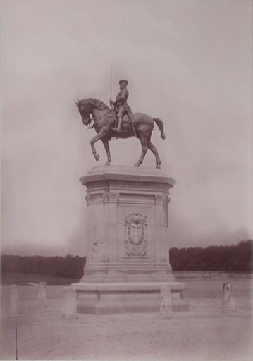 Chantilly : la statue du Connétable de profil, après 1886. 955, A Chalot, 1886 après