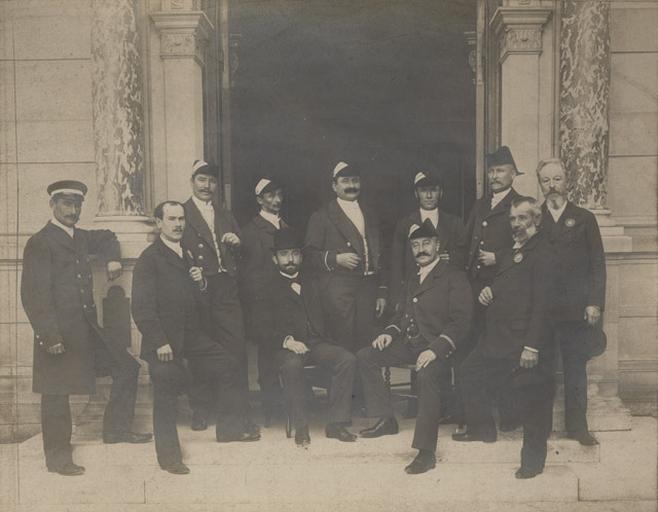 Le personnel du Musée Condé à l'ouverture du château au public en 1898_0