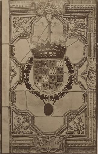 Vitrail héraldique de la Galerie Duban à Chantilly, provenant d'Ecouen : armes du dauphin Henri, futur Henri II, en 1541 (avant restauration)_0