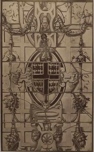 Vitrail héraldique de la Galerie Duban à Chantilly, provenant d'Ecouen : armes d'un évêque de la famille de Montmorency, peut-être Philippe, frère cadet du Connétable Anne, mort en 1519, évêque de Limoges (avant restauration)_0