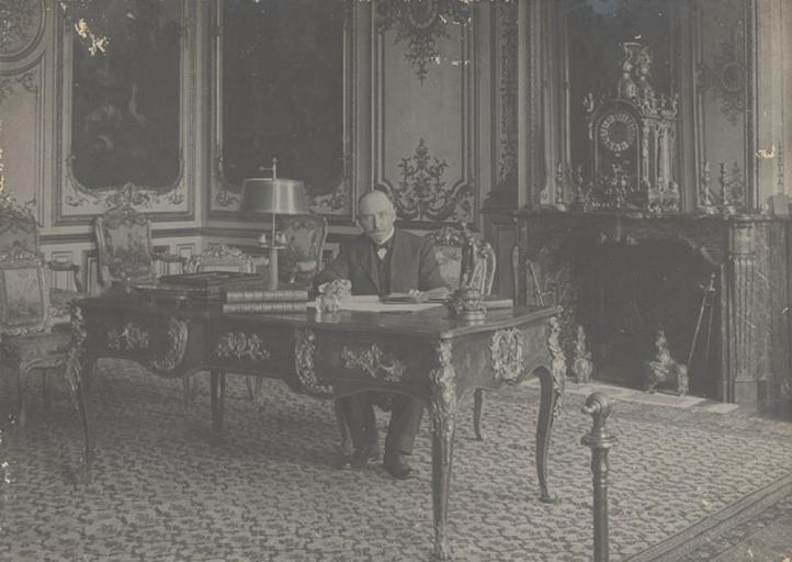 Gustave Macon, conservateur du musée Condé (1897-1930), assis dans la Chambre de M. le Prince à Chantilly_0