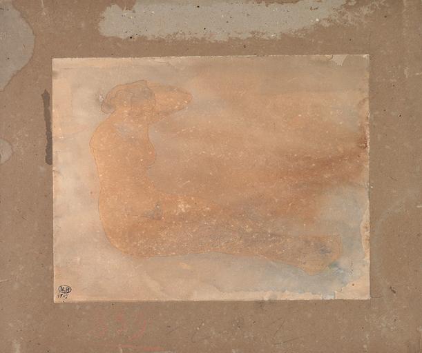 FEMME NUE ASSISE VERS LA DROITE, LES MAINS A LA CHEVELURE ET LES JAMBES ALLONGEES ET CROISEES_0