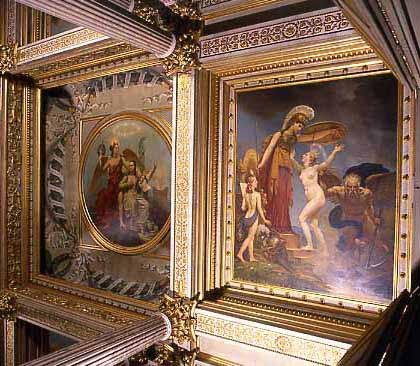 Plafond : La véritable Gloire s'appuie sur la Vertu (au centre). Mars, couronné par la Victoire, écoutant la Modération, arrête ses coursiers et baisse ses javelots (à gauche). Le Temps élève la Vérité vers les marches du trône, la Sagesse l'y reçoit, un génie naissant l'écoute, les armes royales sont à ses pieds (côté droit)_0