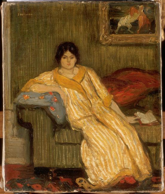 Femme assise dans canapé_0
