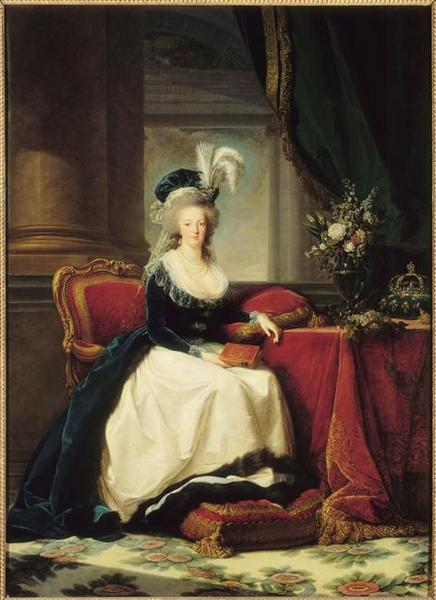 Reine Marie-Antoinette assise, en manteau bleu et robe blanche, tenant un livre à la main_0