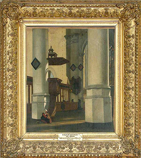 Intérieur d'église avec femme au pied d'une chaire_1