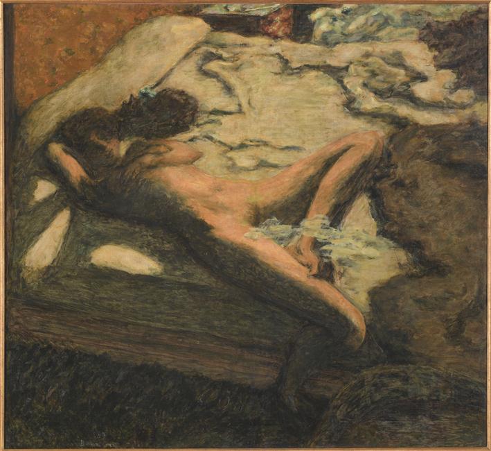 Femme assoupie sur un lit_0