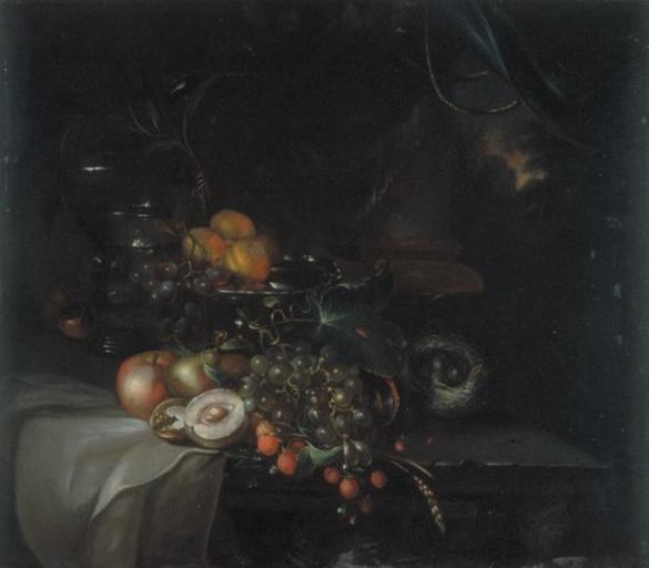 DES FRUITS DISPOSES SUR UNE TABLE DE PIERRE AUPRES D'UN NID_0