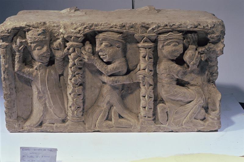 CHAPITEAU? SCULPTE SUR TROIS COTES ET DECORE DE PERSONNAGES_0